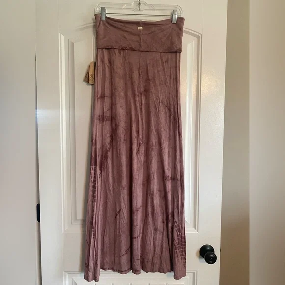 Billabong Tie-Dye Maxi Skirt in Mauve - Picture 2 of 11